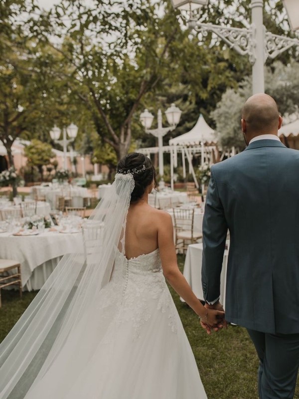 Nathalie e Iván y su boda inspirada en una noche de verano entre flores en&nbsp;Granada